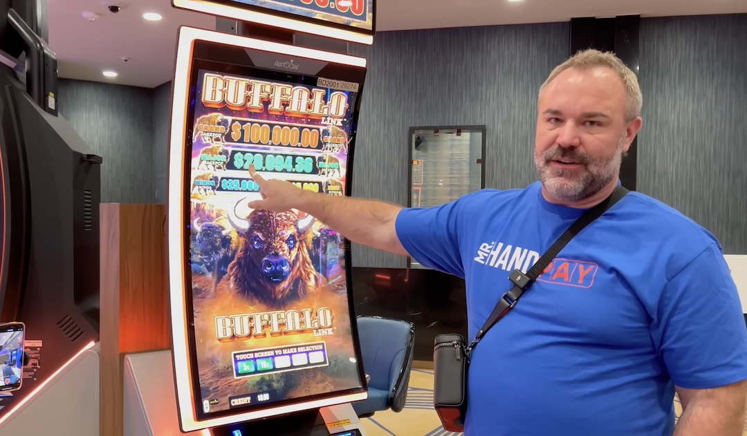 Mr Hand Pay playing Buffalo Link